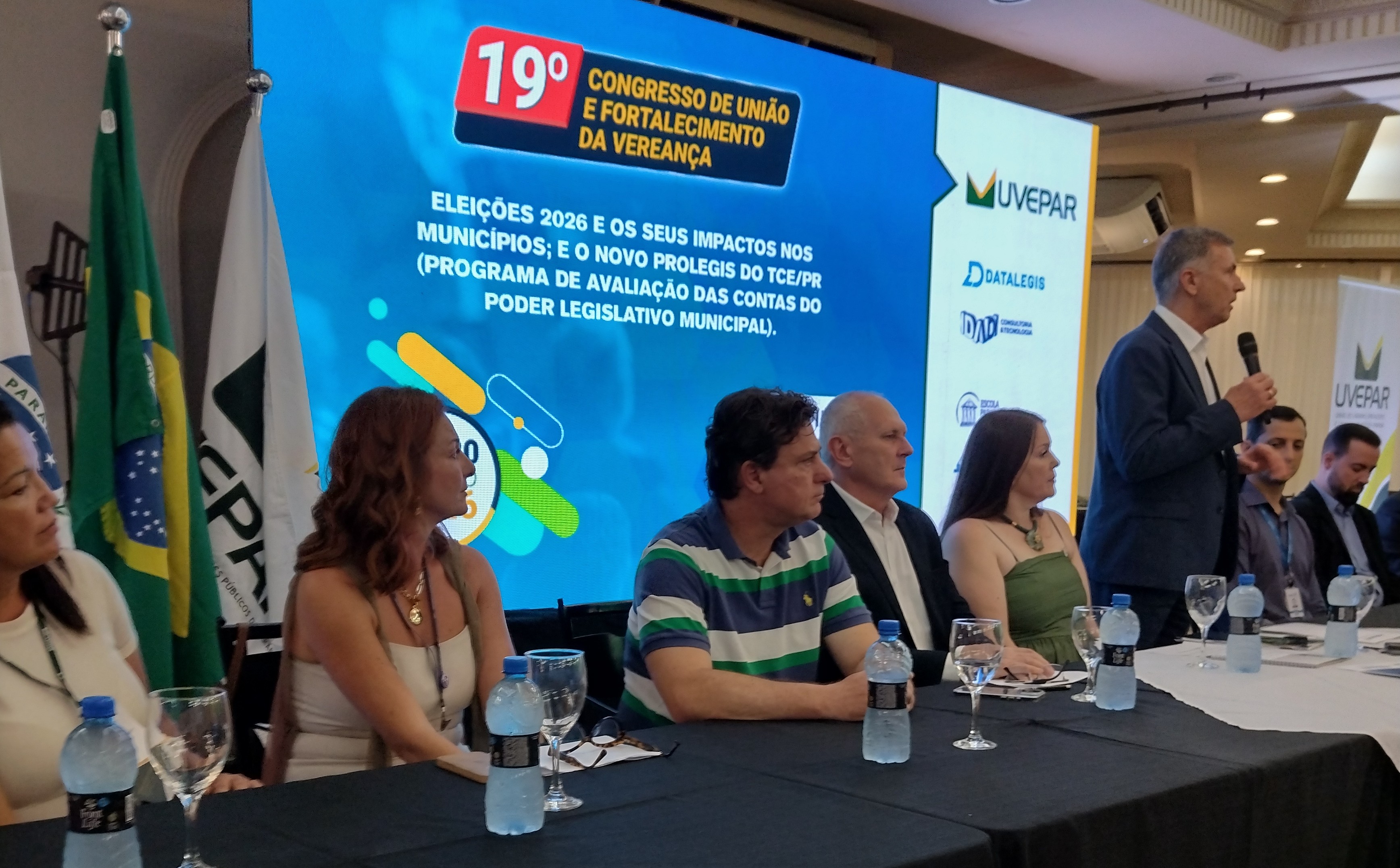 A coordenadora de projetos, Juliana Zaparoli, representou a Escola do Legislativo.