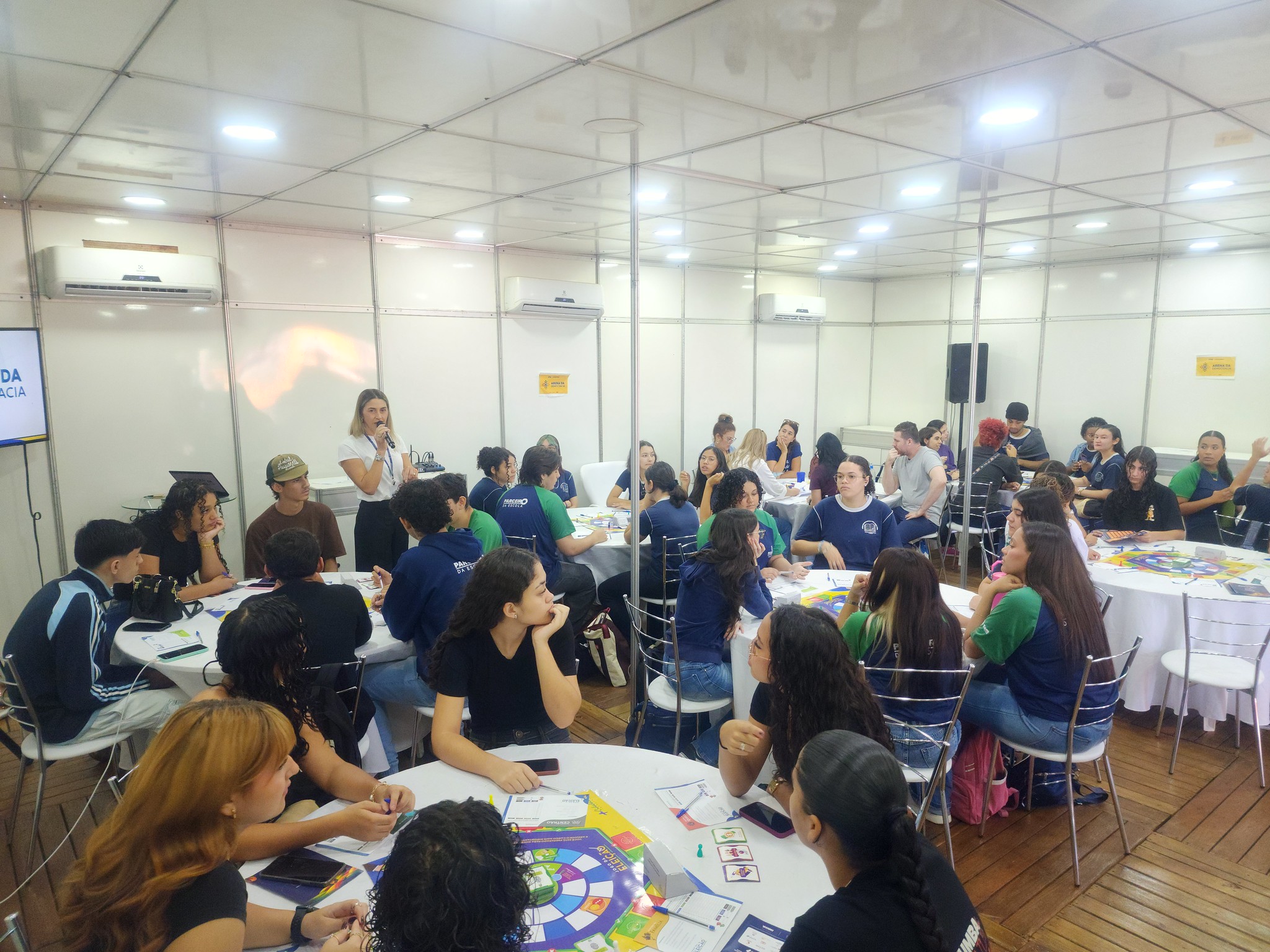 Arena da Democracia recebeu 202 alunos dos colégios estaduais.