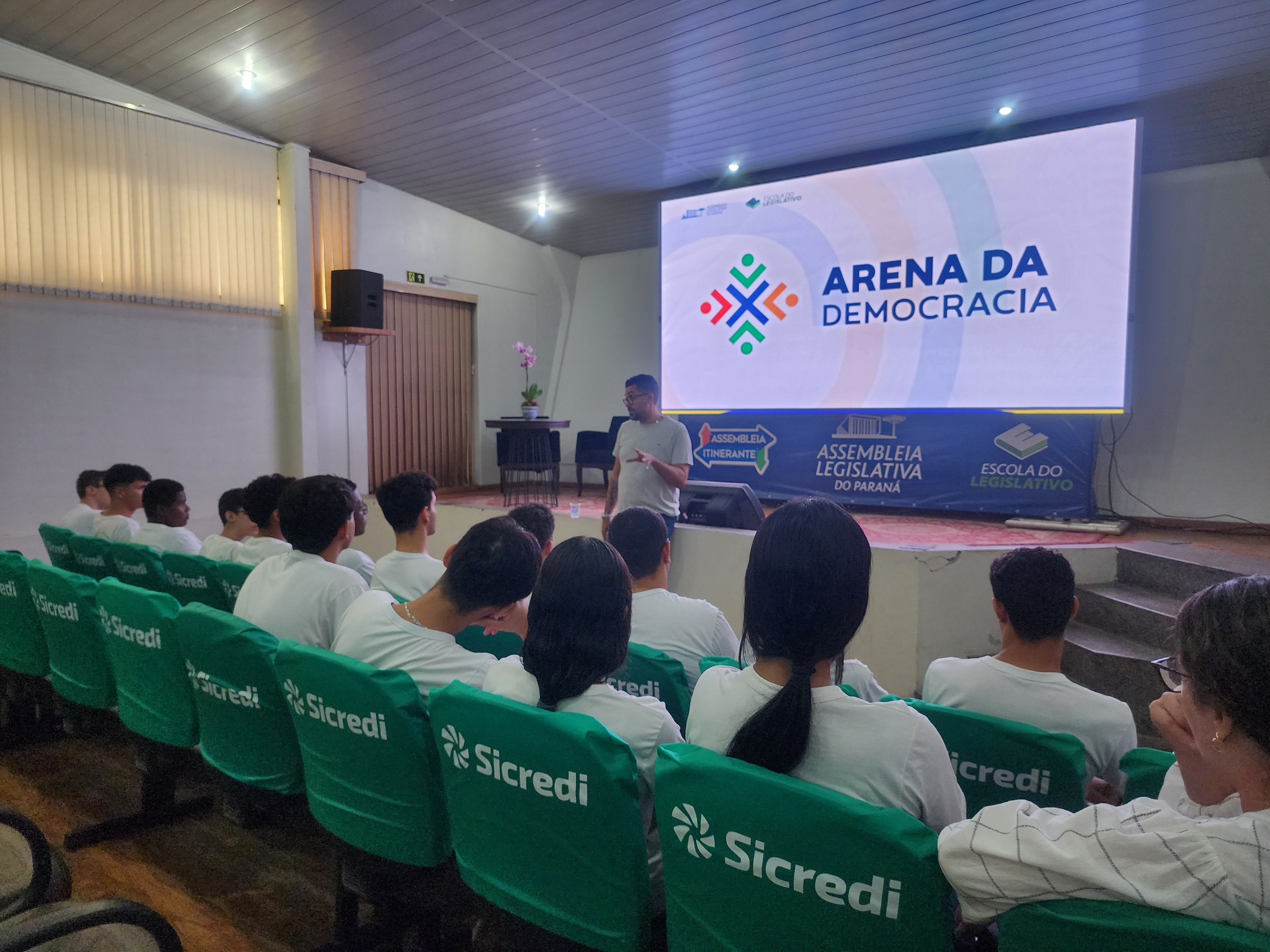 O diretor da Escola do Legislativo, Jeulliano Pedroso, durante palestra a estudantes em Umuarama.