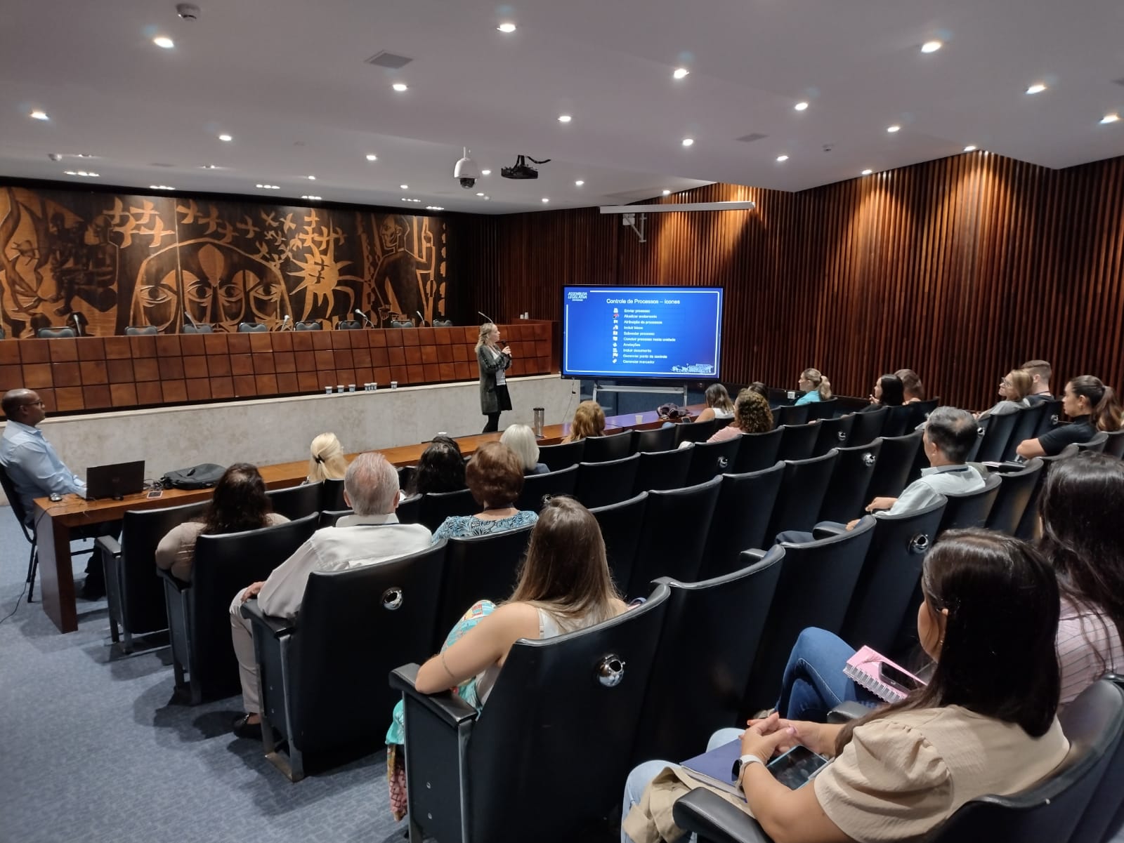 Treinamento ocorreu esta manhã (5), no Plenarinho.