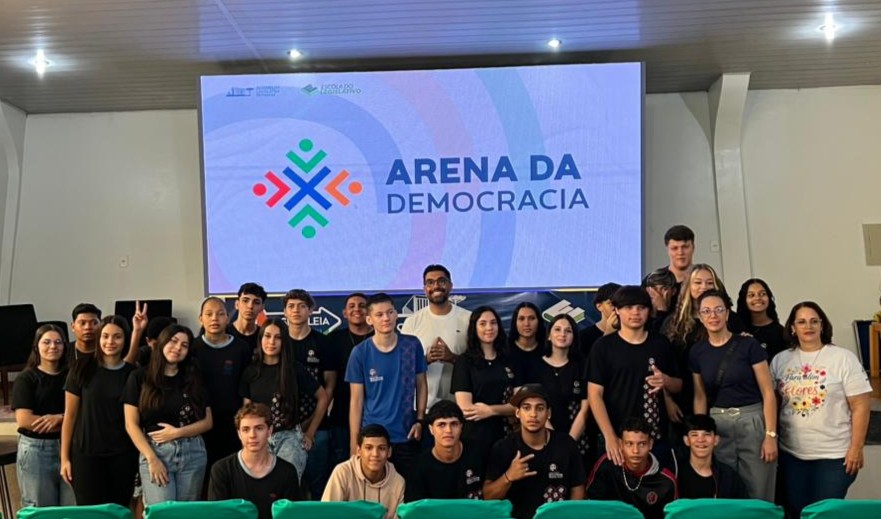 Diretor da Escola do Legislativo, Jeulliano Pedroso, ao lado de estudantes em Umuarama.