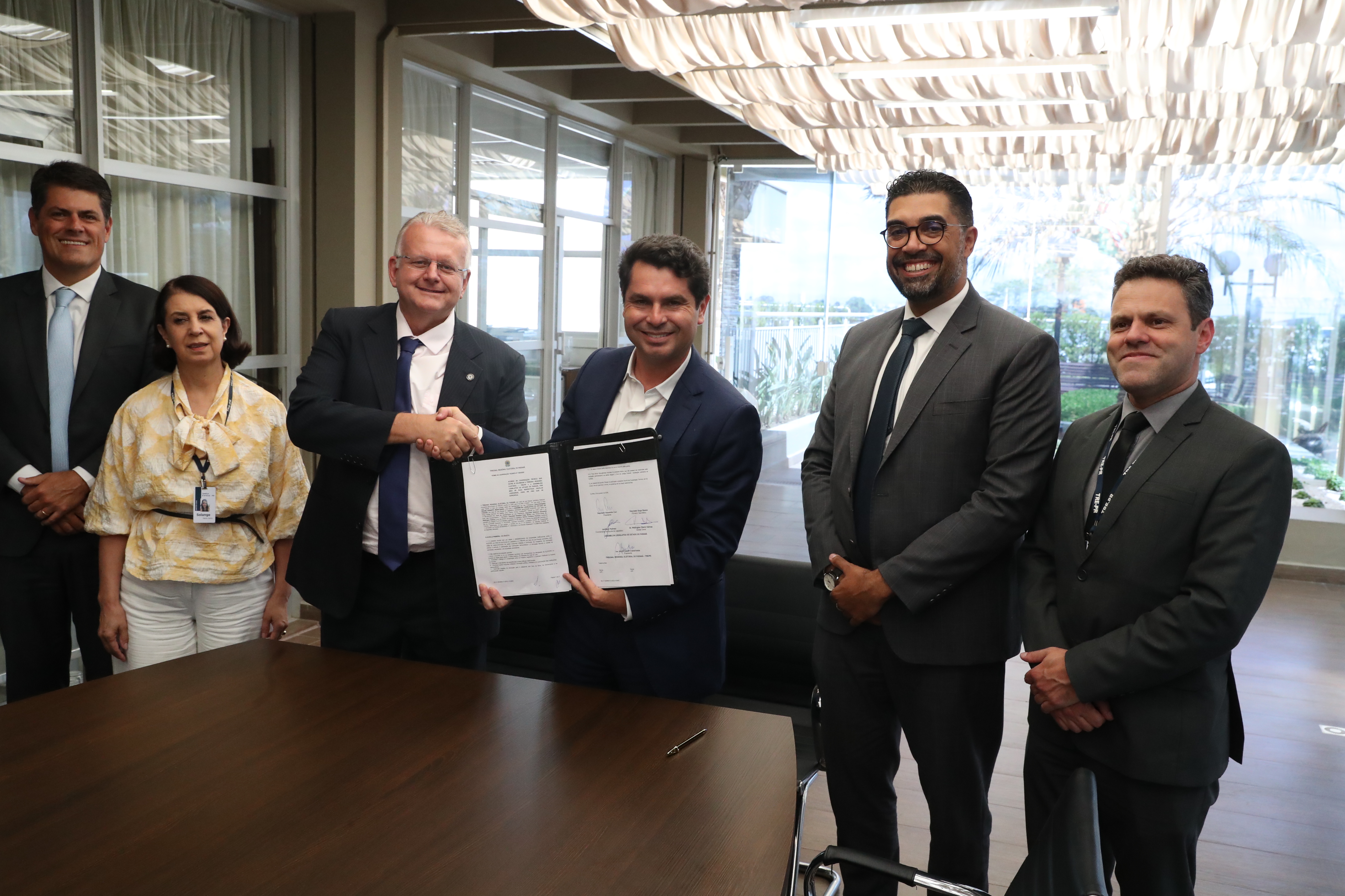 Termo de cooperação foi assinado nesta terça-feira (20), na sede do TRE-PR